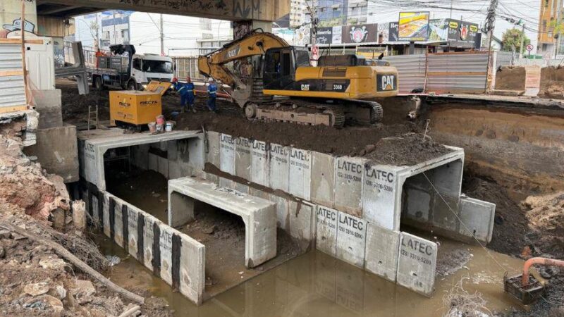 Obras na Avenida Champagnat avançam com instalação de galerias no trecho interditado