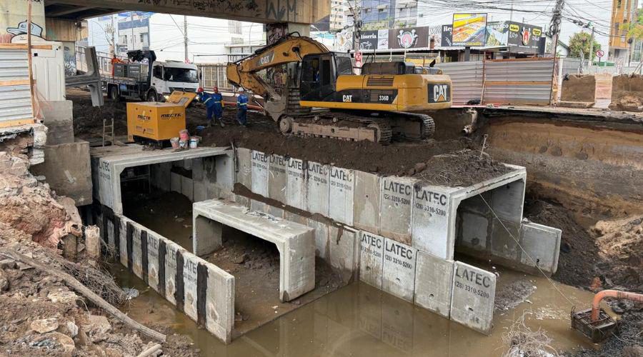 Obras na Avenida Champagnat avançam com instalação de galerias no trecho interditado