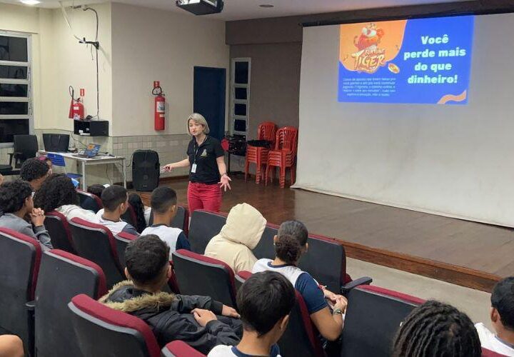 Escola promove palestra para conscientizar alunos sobre riscos das apostas online