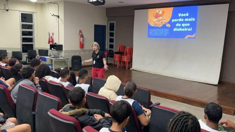 Escola promove palestra para conscientizar alunos sobre riscos das apostas online