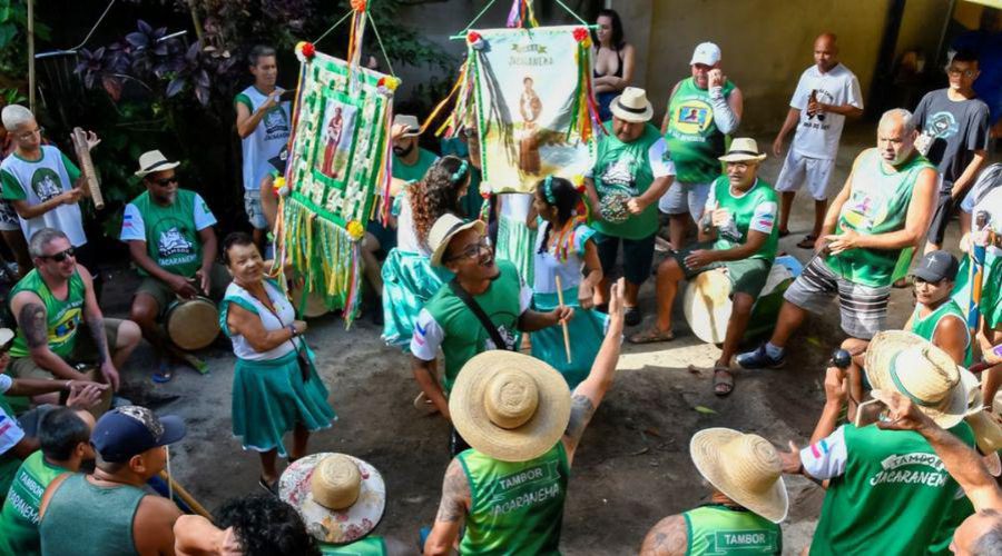 Cultura popular ganha destaque com bandas de congo e rendeiras de bilro na Barra do Jucu