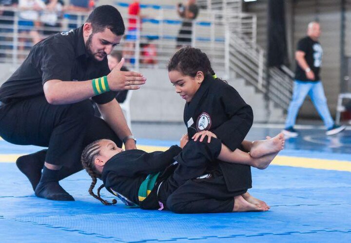 Mil atletas mirins disputam títulos em campeonato de jiu-jítsu em Vila Velha
