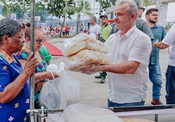 Município promove troca de recicláveis por pães e feira de adoção de animais