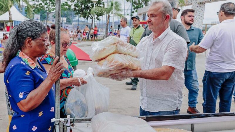 Município promove troca de recicláveis por pães e feira de adoção de animais