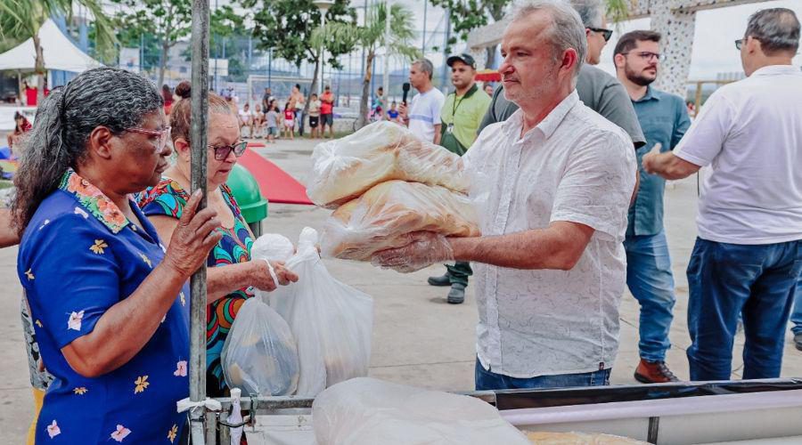 Município promove troca de recicláveis por pães e feira de adoção de animais