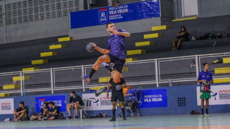 Torneio reúne atletas de diferentes equipes em competição de handebol em Vila Velha