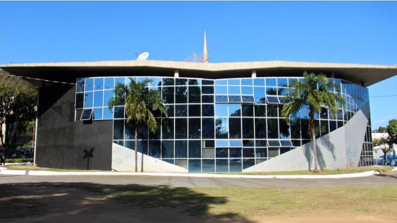 Auditório do Titanic recebe lançamento de livro sobre a história da música capixaba