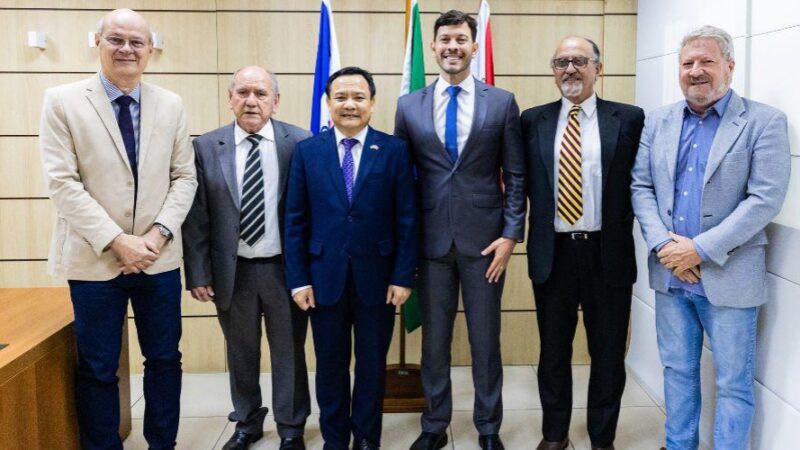 Prefeito recebe embaixador do Vietnã no Brasil para alinhar parcerias estratégicas