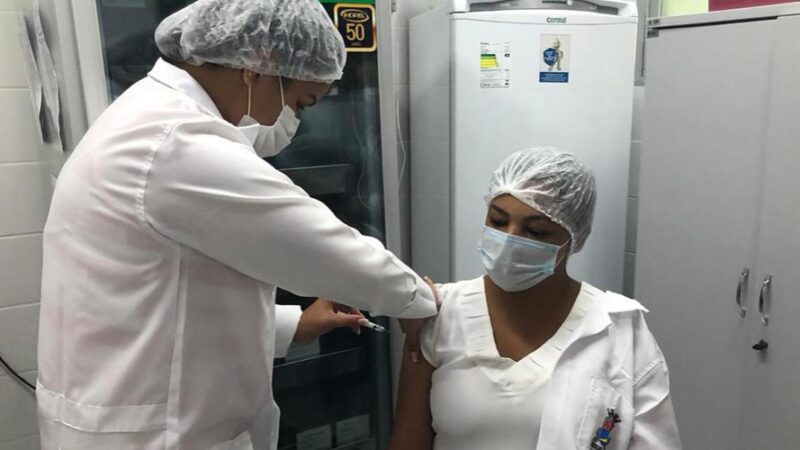 Trabalhadores da linha de frente começam a receber vacinas contra a covid-19