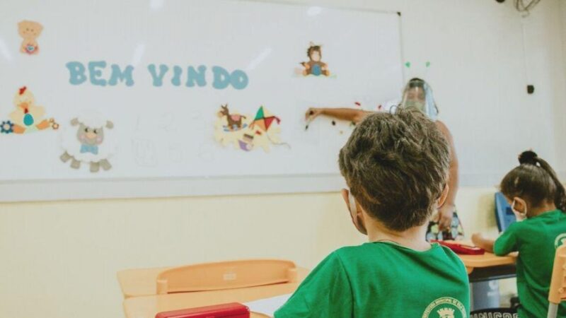 Projeto de contação de histórias começa nas escolas municipais