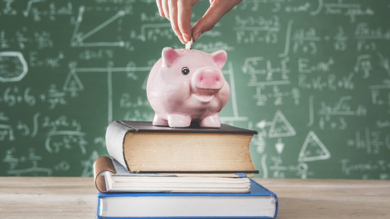 Projeto para ajudar alunos e famílias com educação financeira é lançado em escola