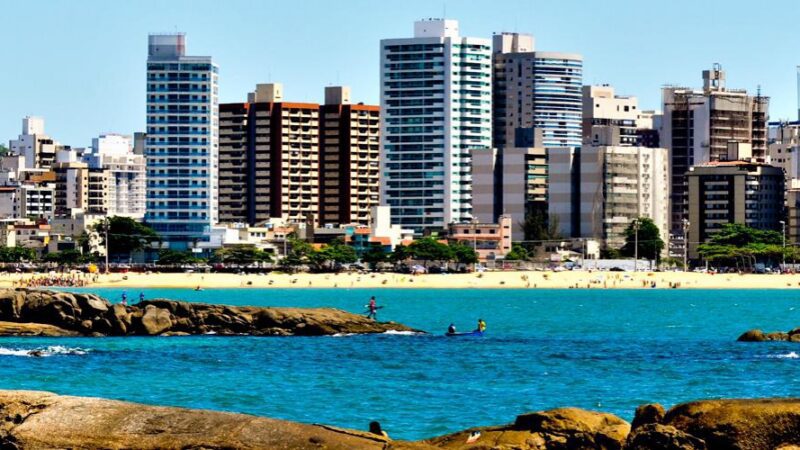 Confira os locais próprios para banho nas praias do município