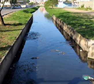 Mais de 700 ações de limpeza este ano em ​canais de Vila Velha