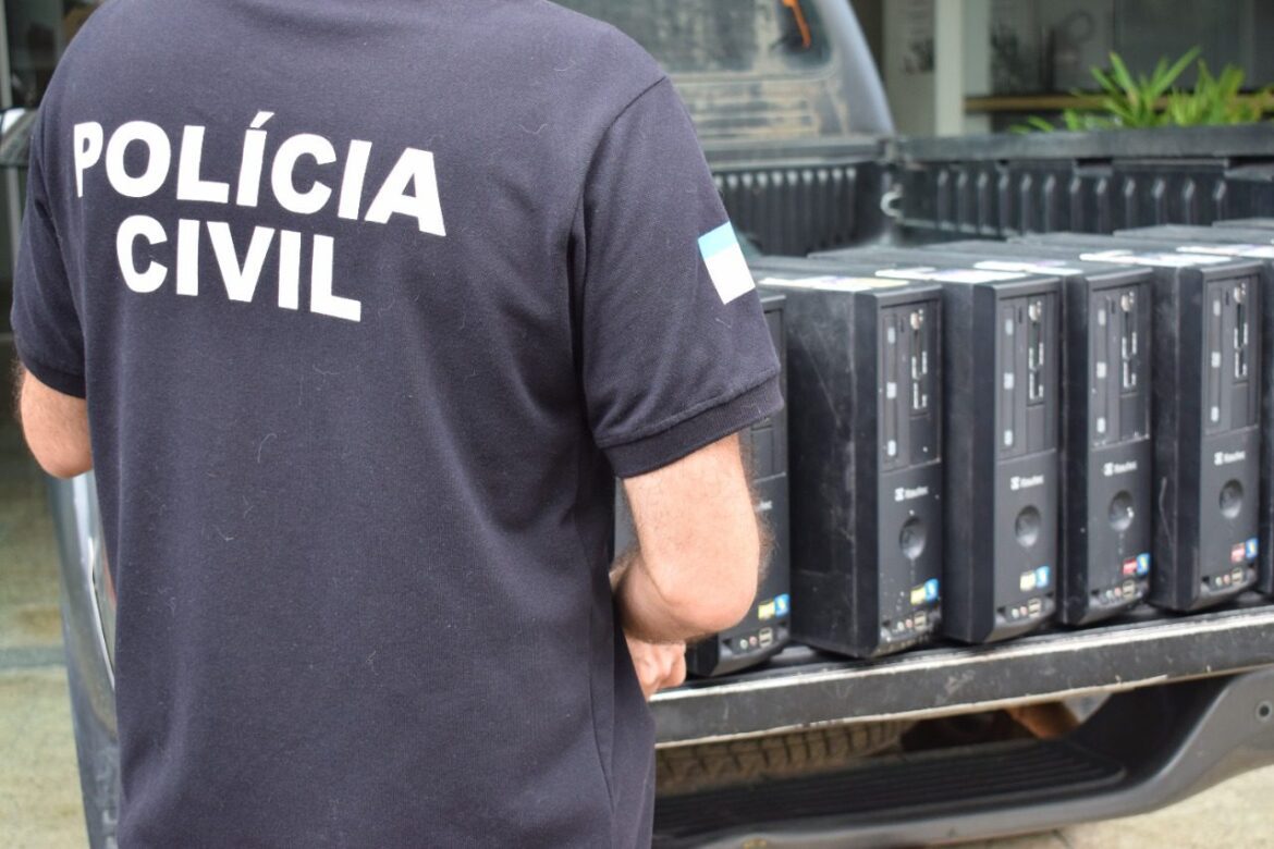 Polícia Civil do ES doa computadores para projeto social em Vila Velha