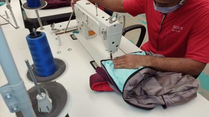 Mochilas para crianças de projeto social são produzidas por internos do sistema prisional