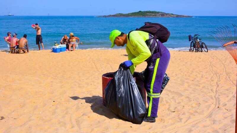 Prefeitura está fazendo limpezas diárias nas praias do município