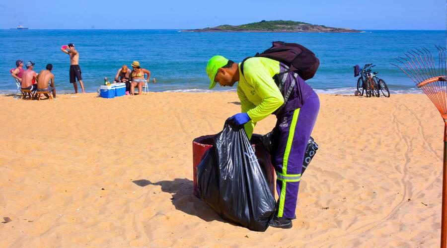 Prefeitura está fazendo limpezas diárias nas praias do município