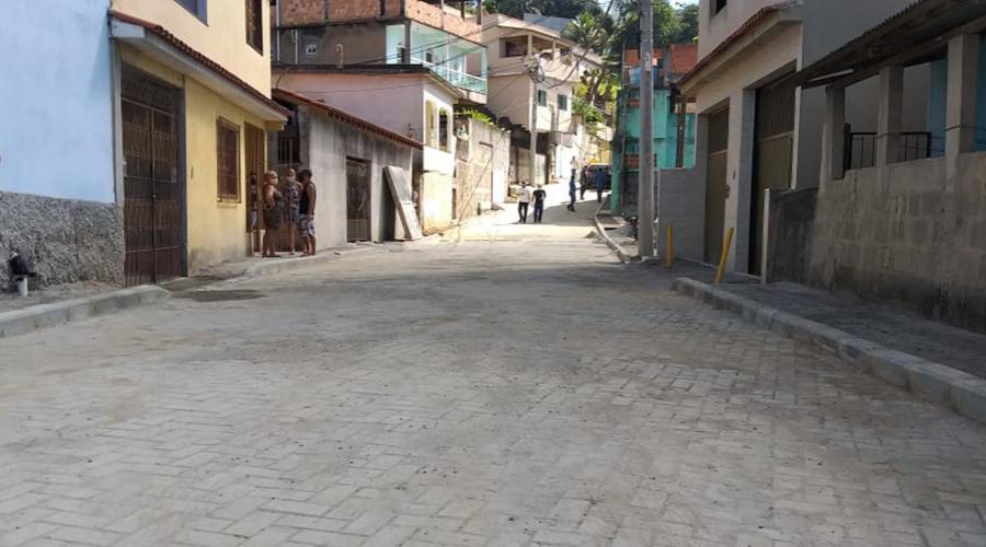 Garrafa de desinfetante danifica tubos de PVC e calçada precisa ser destruída em Vila Velha