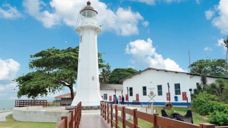 Homenagem às mulheres ao pôr do sol no Farol de Santa Luzia