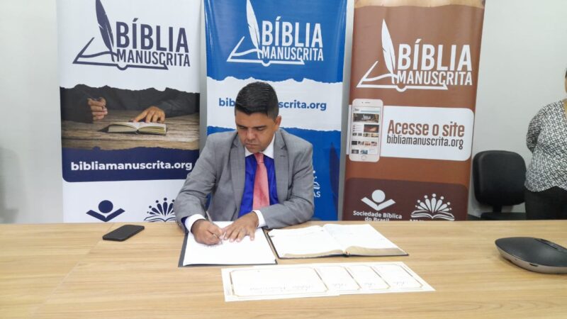 Devanir Ferreira leva para Vila Velha projeto nacional Bíblia Manuscrita