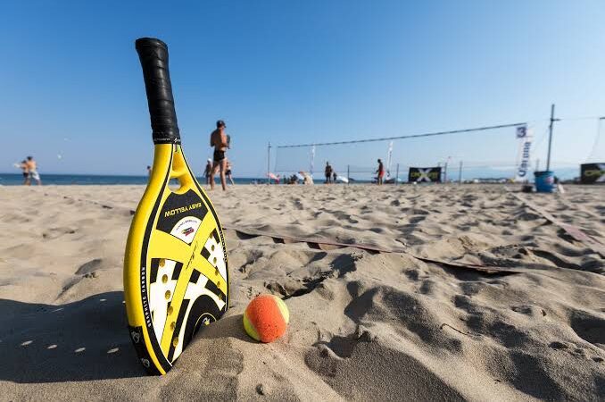 Atletas que vão disputar campeonato nacional treinam com alunos do Beach Tennis