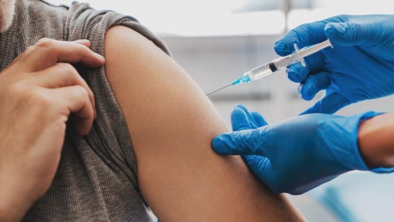 Meningite C: profissionais da saúde começam a ser imunizados