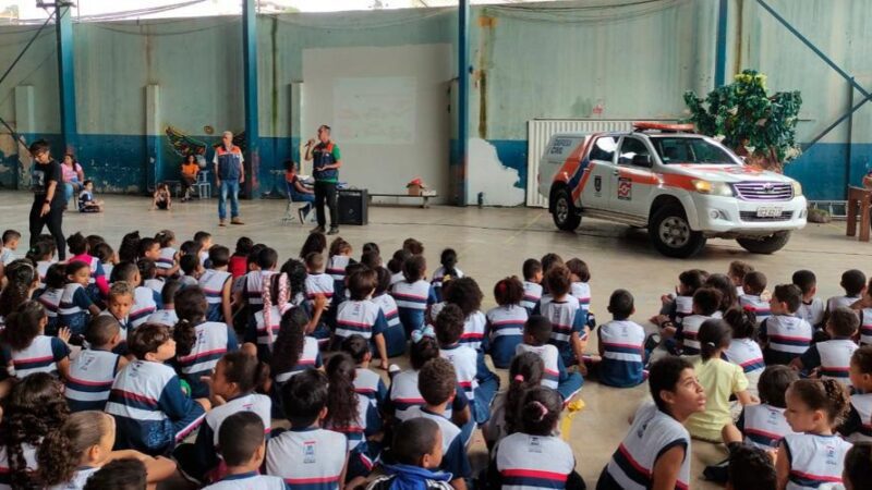 ​Defesa Civil da palestra para alunos da UMEF Juiz Jairo de Matos Pereira