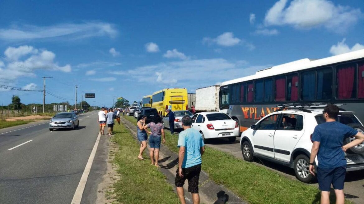 Rodovia do Sol em Vila Velha ES é fechada por manifestantes