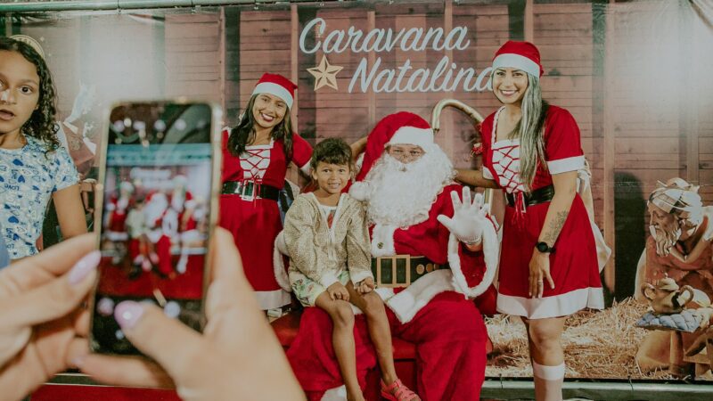 Nos bairros de Vila Velha ​Papai Noel faz a alegria da criançada