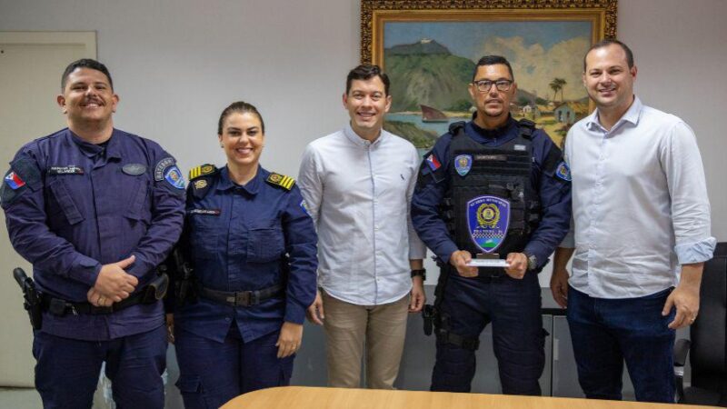 Arnaldinho Borgo homenageia guarda que salvou duas pessoas de afogamento