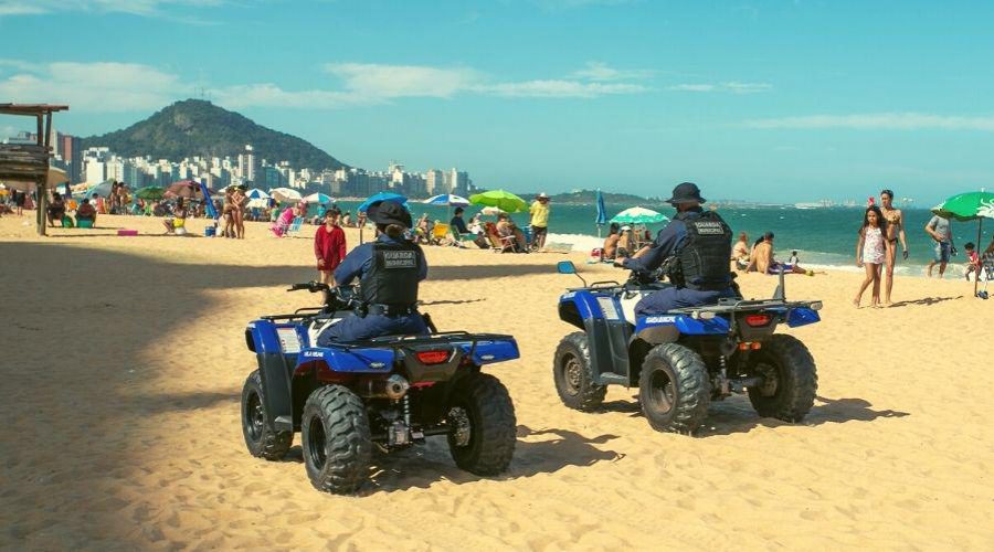 Guardas municipais de Vila Velha participam de instrução de quadriciclo na Praia da Costa