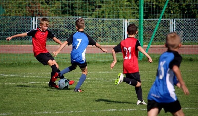 ​Projeto oferece aulas de futebol para 240 crianças e adolescentes