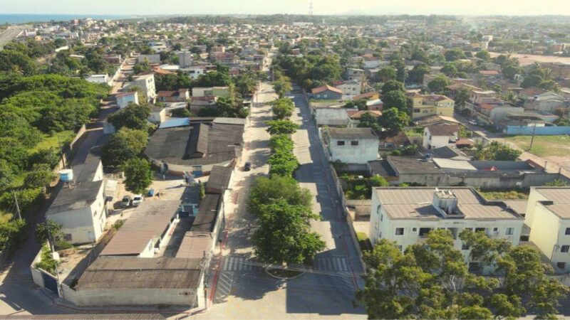 Prefeito entrega obras de drenagem e pavimentação e assina ordem para construir escola no bairro São Conrado