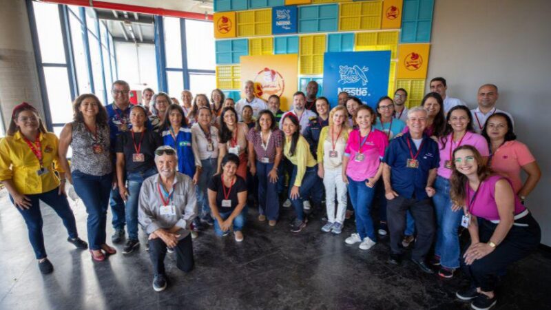 Guias de turismo visitam tradicional fábrica de chocolates em Vila Velha