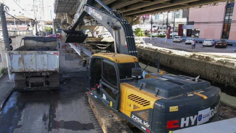 Limpeza do Canal da Costa avança no trecho embaixo da Terceira Ponte