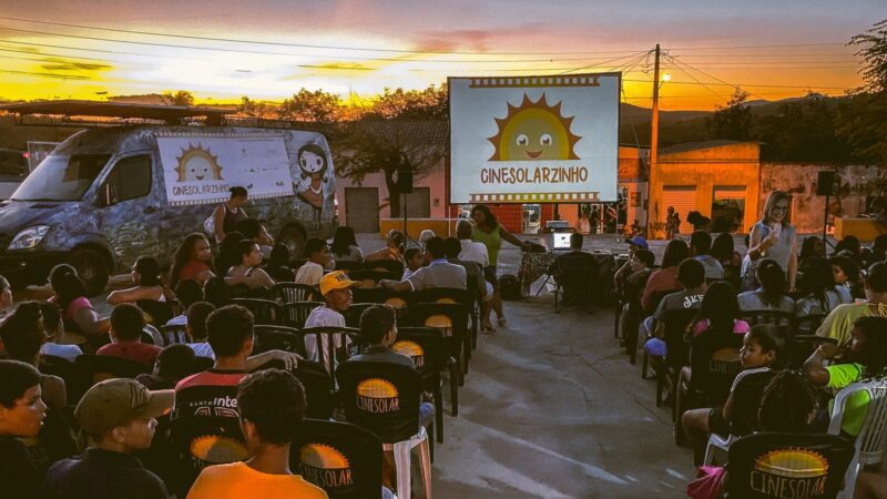 Sessões gratuitas de cinema movido a energia solar, pipoca e atrações chega a Vila Velha