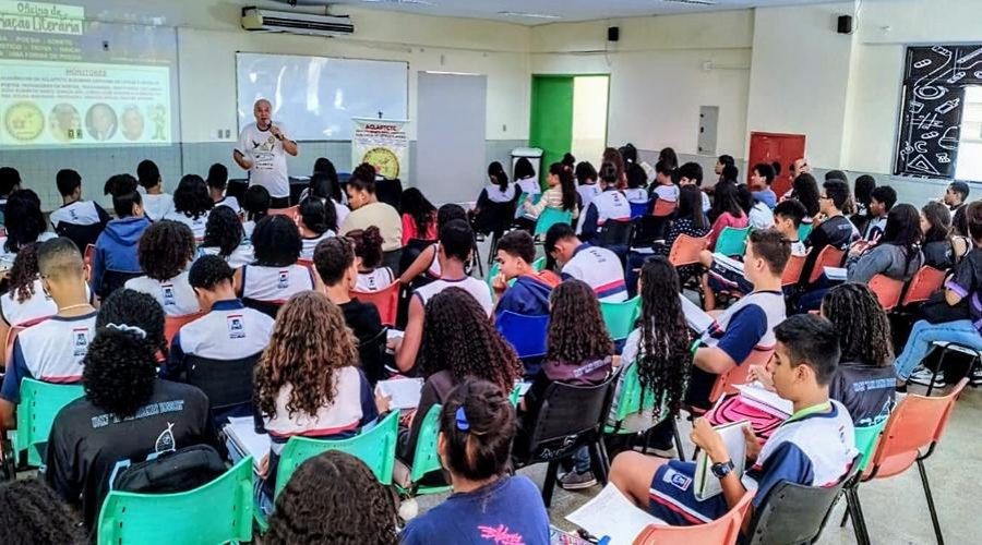 Alunos participam de oficinas de Criação Literária