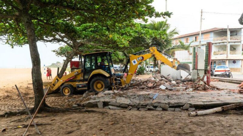 Quiosques da Barra do Jucu são demolidos por decisão judicial