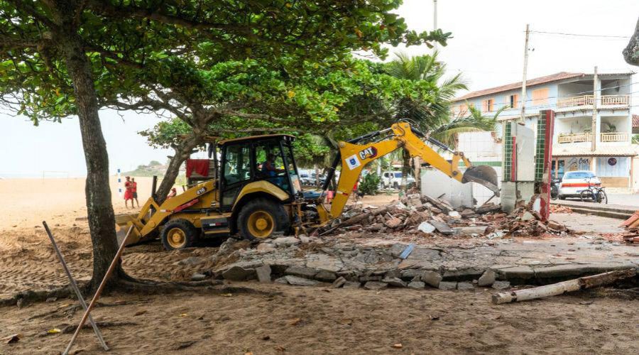 Quiosques da Barra do Jucu são demolidos por decisão judicial