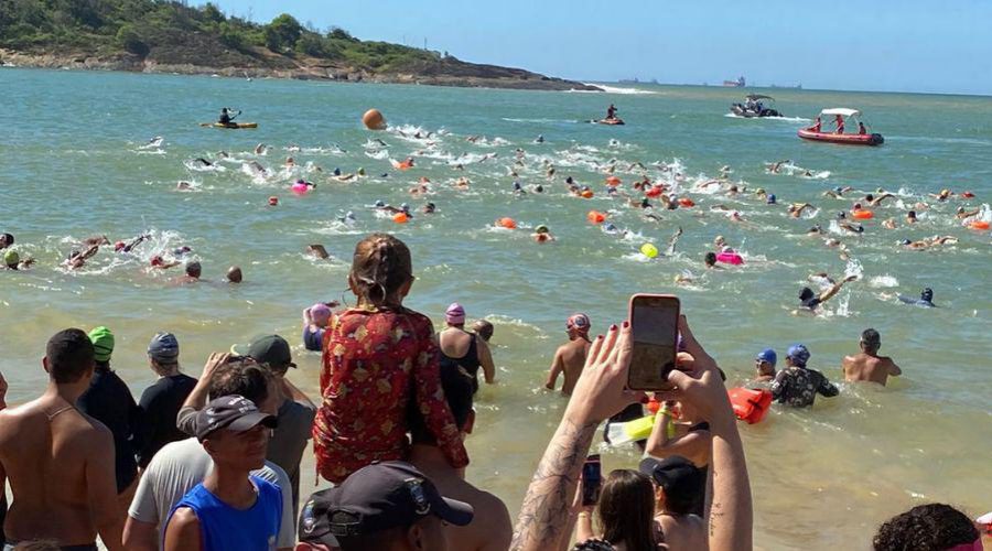 450 atletas participaram de competição de natação na Praia da Sereia