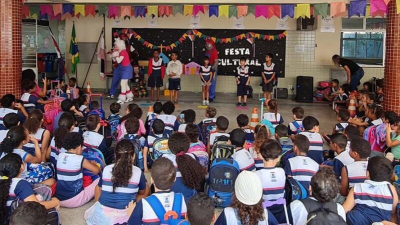 Momento de diversão e aprendizado: Alunos e familiares se divertem com a turma da Gatarella e palestra