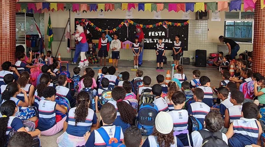 Momento de diversão e aprendizado: Alunos e familiares se divertem com a turma da Gatarella e palestra