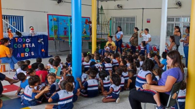 Teatro, gincana e jogos divertidos promovem a conscientização sobre a dengue nas escolas