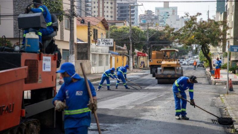 Recapeamento da rua São Paulo em Itapuã é iniciado pelo Programa Asfalto Novo