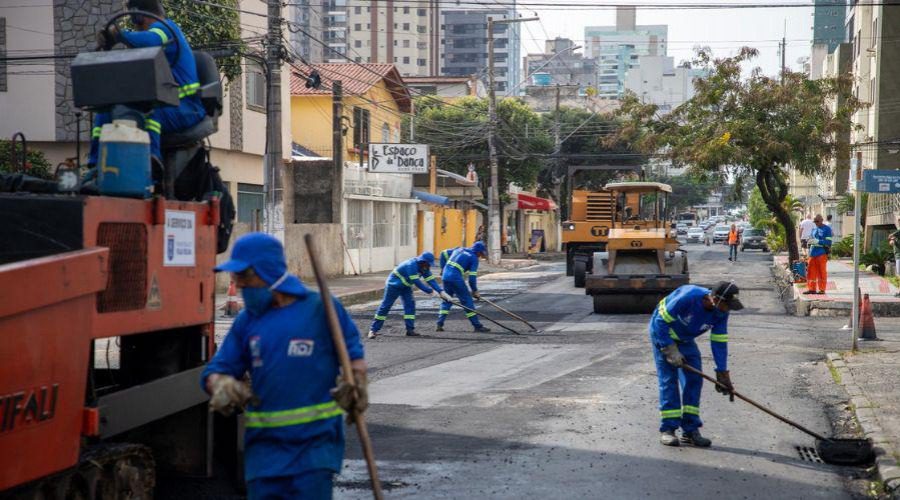 Recapeamento da rua São Paulo em Itapuã é iniciado pelo Programa Asfalto Novo