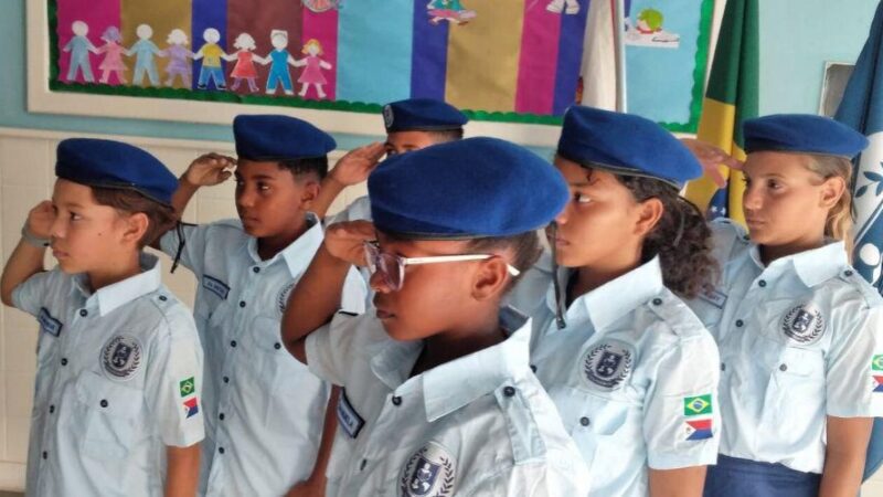 Honrando os Soldados: Estudantes de escola Cívico-Militar na cerimônia do dia do soldado