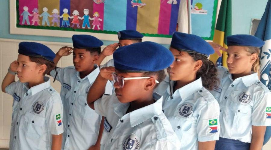 Honrando os Soldados: Estudantes de escola Cívico-Militar na cerimônia do dia do soldado
