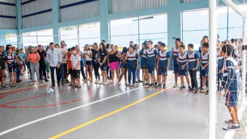 Após 16 anos de espera, a Escola de Santos Dumont finalmente recebe sua quadra esportiva