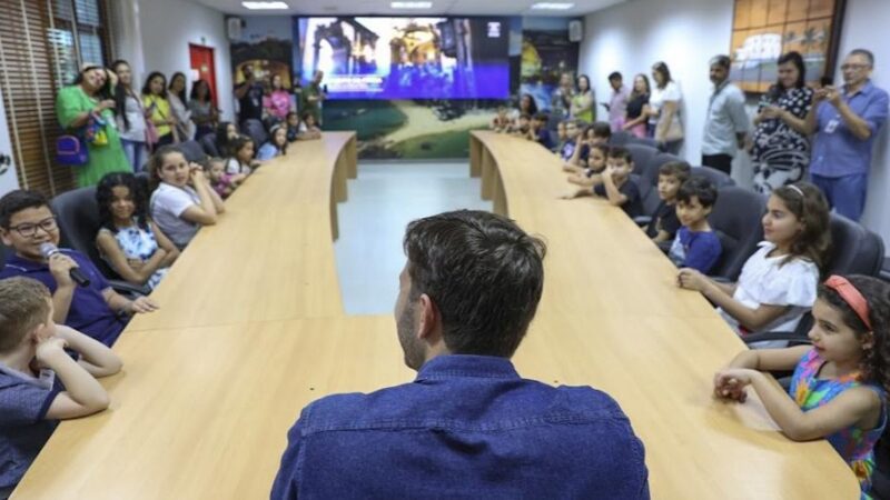 Gabinete Mirim: prefeito instrui estudantes sobre as responsabilidades do Executivo municipal