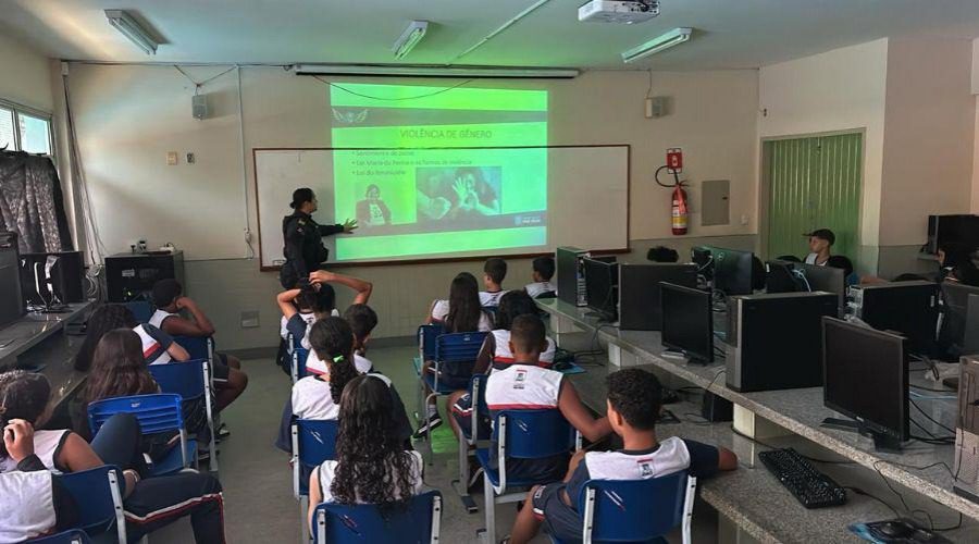 Educação Protetora: Alunos do Projeto Anjos da Guarda Recebem Lições sobre Violência Doméstica